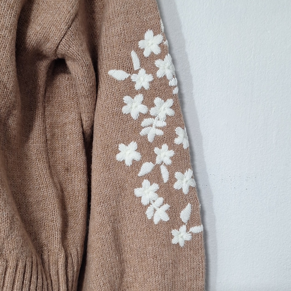 Francesca's Carry Sweater with White Floral Details - Picture 5 of 10